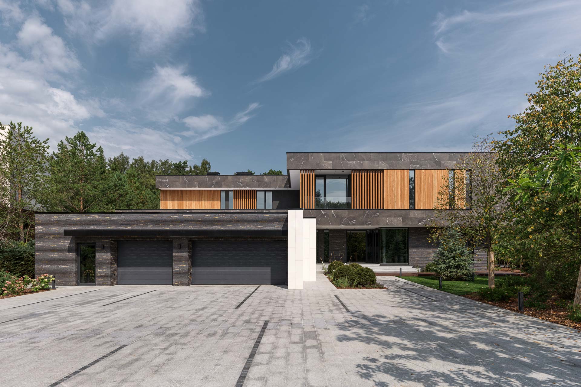 Большой коттедж с беседкой и прудом с кострищем «Паркфилд»